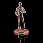 9759/РЛЗ Бронза скульптура "Игрок в бильярд" на подставке Мрамор Эмаль 19см  