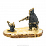 Статуэтка с янтарем "Кот стреляет в мышку", фотография 4. Интернет-магазин ЛАВКА ПОДАРКОВ