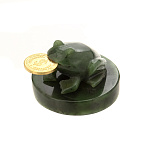 0063784 Сувенир Нефрит ДЕНЕЖНАЯ ЛЯГУШКА на нефритовой подставке с монетой (малая) в уп.