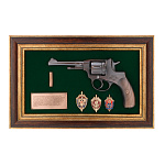 Панно "Пистолет Наган со знаками ФСБ" 37х25 см