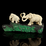 0069447/В462 Изделия из кости Композиция "Два Мамонта" Кость Бивень мамонта, уваровит В462