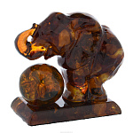 Статуэтка из янтаря "Слон с шаром"