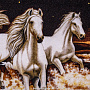 Картина янтарная "Бегущие кони" 40х60 см, фотография 2. Интернет-магазин ЛАВКА ПОДАРКОВ