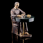 9773 Бронза скульптура "Игрок в покер" на подставке Мрамор Эмаль 14см