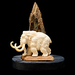 /В402 Скульптура  "Мамонт у скалы" бивень мамонта, дерево 7*4*8,5см