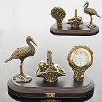 0139262/часы Бронза Скульптура "Аист и младенец" подст.дерево