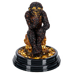 300186 НП-Скульптура Янтарная "ЗАДУМЧИВАЯ ГОРИЛА" 30*23.5 см