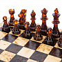 Шахматы из карельской березы с янтарными фигурами 25х25 см, фотография 2. Интернет-магазин ЛАВКА ПОДАРКОВ