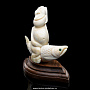 Скульптура из кости "Пеликен на рыбе", фотография 3. Интернет-магазин ЛАВКА ПОДАРКОВ