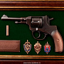 Панно с пистолетом "Наган со знаками ФСБ", фотография 3. Интернет-магазин ЛАВКА ПОДАРКОВ