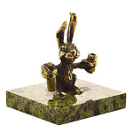 0034528/ФР Бронза Сувенир Статуэтка "ЗАЯЦ С БУТЫЛКОЙ" Бронза Змеевик 