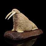  Изделия из кости Скульптура "Хозяин лежбища"Кость кита, клык моржа В186