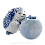0010399 Гжель Скульптура "Ежик с яблоком" Авт.Черновы Л.и В 