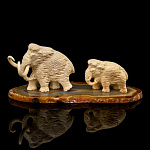200811 Скульптура  "Мамонт с мамонтенком"на агате, бивень мамонта 9,5*4*4см