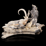 Скульптура из рога "Охотник с козерогом"