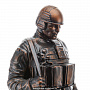 Деревянная резная скульптура "Вежливые люди". Высота 74 см, фотография 4. Интернет-магазин ЛАВКА ПОДАРКОВ
