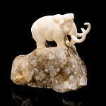 /В404 Скульптура  "Мамонт" бивень мамонта, кварц  7*4,5*7см