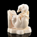  Скульптура "Медведица с медвежонком" Клык моржа