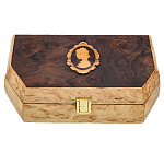 0080326 Нат.дерево ШКАТУЛКА "Трапеция с камеей" 23*13,5*6см Карельская береза, корень кр.дерева