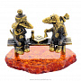 Статуэтка с янтарем "Пара собак и шахматы" (коньячный), фотография 3. Интернет-магазин ЛАВКА ПОДАРКОВ