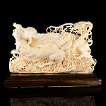 0058047 Бивень мамонта Скульптура "Смертельная схватка" на подставке