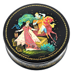 0050586/8*8см  Шкатулка лаковая миниатюра Холуй "У колодца"154,1