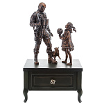 0065698 Изделие из дерева / Композиция статуэток "Вежливые люди" на тумбе 0,435*0,255*0,74