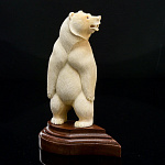 /В259 Изделия из кости Скульптура "Бурый медведь"Зуб кашалота, дерево