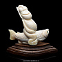 Скульптура из кости "Пеликен на рыбе", фотография 1. Интернет-магазин ЛАВКА ПОДАРКОВ