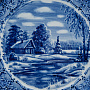 Тарелка сувенирная настенная "Зима в деревне". Гжель, фотография 2. Интернет-магазин ЛАВКА ПОДАРКОВ
