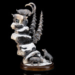 Скульптура из рога горного козла "Козерог и волки"