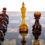 Шахматный ларец с инкрустацией и фигурами из янтаря 65х65 см, фотография 5. Интернет-магазин ЛАВКА ПОДАРКОВ