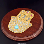 0022163/Л Златоуст панно ОБЕРЕГ(ХАМСА) "Рука защиты"позолота на подставке(дерево) в П/У