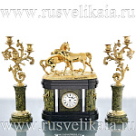 9940/3570 Нат. камень ЧАСЫ "Кони на воле" с канделябрами 34*24*12см/38,5см Змеевик 