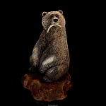Скульптура из кости кита "Медведь с рыбой"