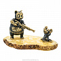 Статуэтка с янтарем "Кот стреляет в мышку", фотография 1. Интернет-магазин ЛАВКА ПОДАРКОВ