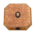 0076129 Нат.дерево ШКАТУЛКА Камея восьмигранник, Карел береза 22*23*8,5см