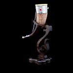 0064869 Рог для вина с чеканкой 24см на подставке средний Рог Быка, дерево, лак