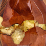 Скульптура из дерева с янтарем "Груша", фотография 3. Интернет-магазин ЛАВКА ПОДАРКОВ