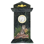 0046992 Нат.камень Часы "Волки" Бронза Змеевик 120*60*225мм (8103)