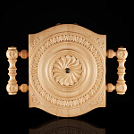 0064845 Доска разделочная "Солнышко" стиль модерн  42*34см сосна/липа, лак. чеканка-вставки 