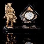 0030188 Златоуст Часы Охотничий домик "Охотник с зайцем"  яшма,позолота, в П/У