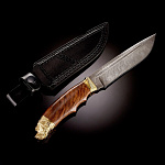 0062236 Оружие сувенирное Нож "Охотник"дамаск,рук-латунь-голова,ножны кожа Подставка