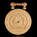 0064844 Доска сырная "Солнышко" стиль модерн  д=26см/дл=32см сосна/липа, лак. чеканка-вставки 