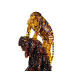 061118-НП/33*17*11см  Изделия из янтаря СКУЛЬПТУРА "ТИГР НА СКАЛЕ" 