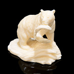 Скульптура из клыка моржа "Медведь с рыбой"