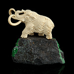 /В465 Изделия из кости Композиция "Мамонт" Кость Бивень мамонта, уваровит В465