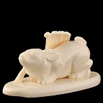 0017051 Кость. СКУЛЬПТУРА "Заяц -беляк" рог лося  9*3*4см Авт. работа