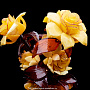 Янтарный букет "Розы с бутонами в вазе", фотография 2. Интернет-магазин ЛАВКА ПОДАРКОВ