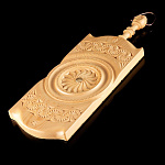 0064861 Доска разделочная с петлей стиль модерн 55см сосна/липа, лак. чеканка-вставки 